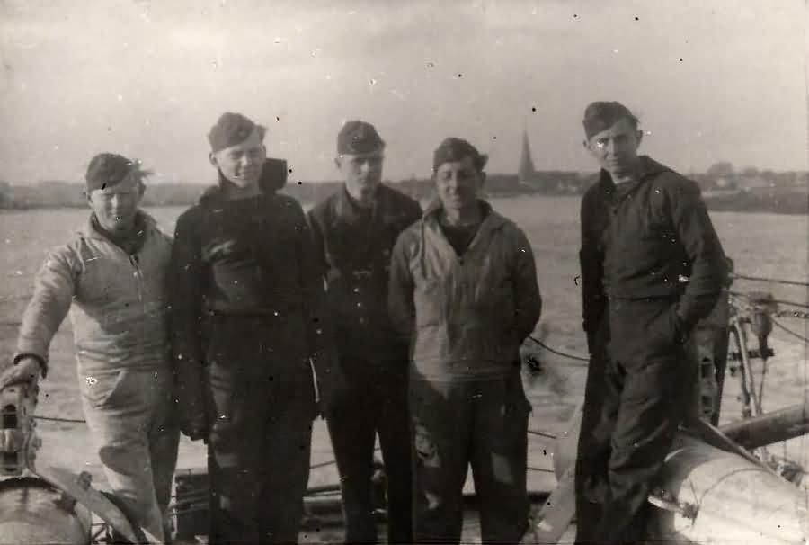 Alf mit Kameraden an Bord von T-4